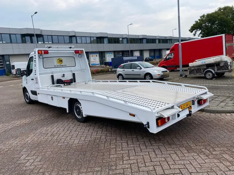 Achterzijde van de Aripa autotransporter met het laadplatform