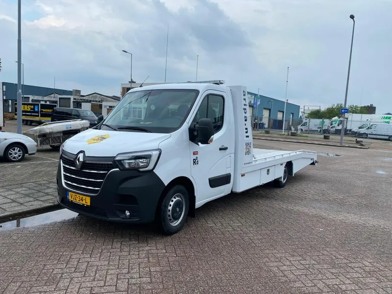 Witte Aripa autotransporter met leeg laadplatform, klaar voor vertrek